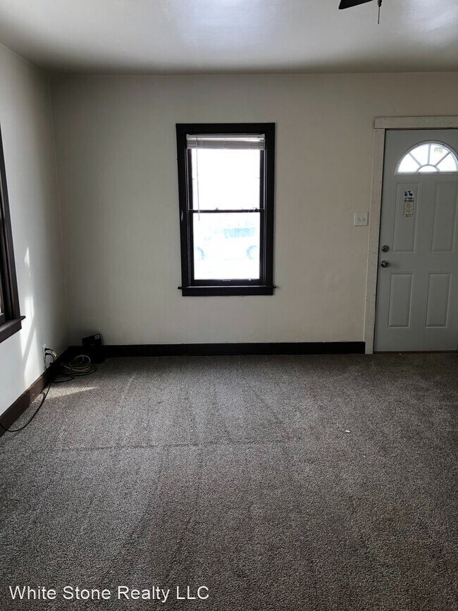 Building Photo - 2 br, 1 bath House - 911 W. Maple St. #2