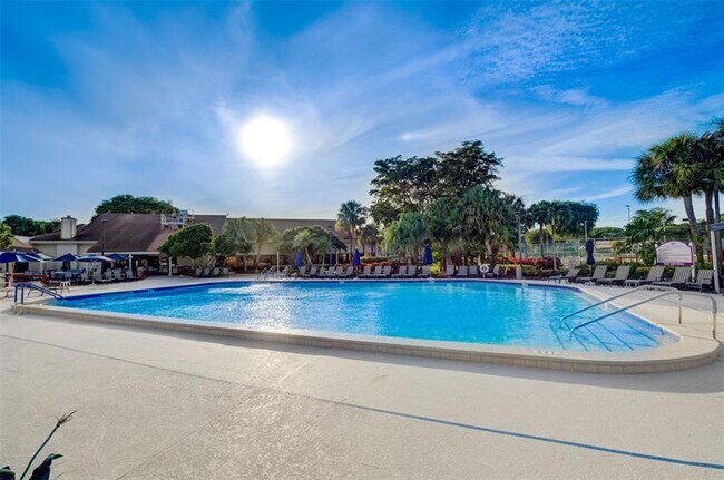 Building Photo - 5051 Pine Dr