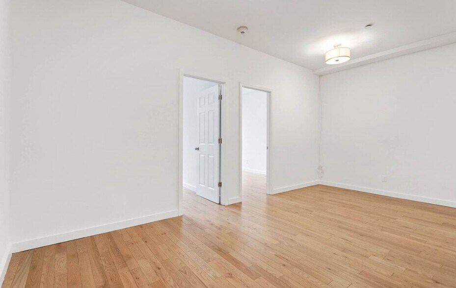 Building Photo - 102 Fulton St