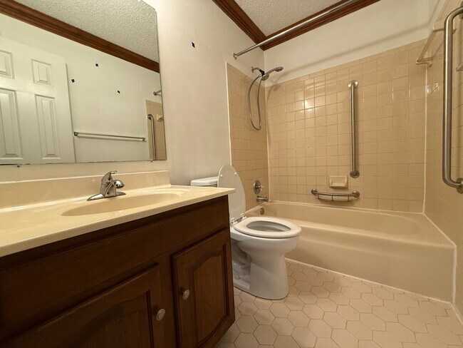 Building Photo - 722 Lord Dunmore Dr