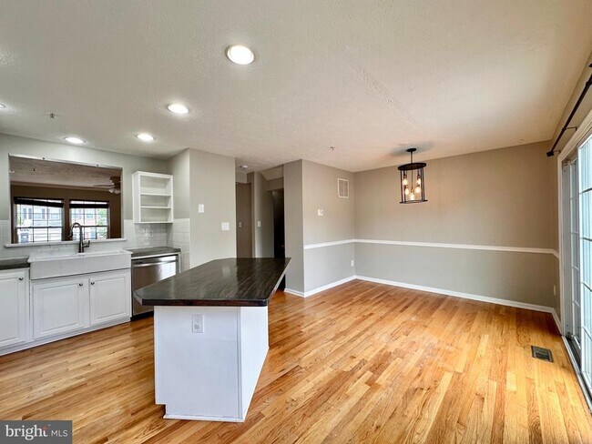 Building Photo - 2107 Mardic Dr