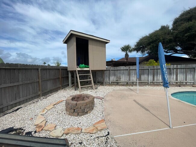 Building Photo - 15829 Vincent Dr