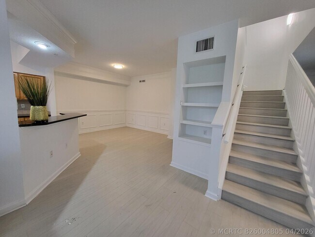 Building Photo - 2042 Alta Meadows Ln