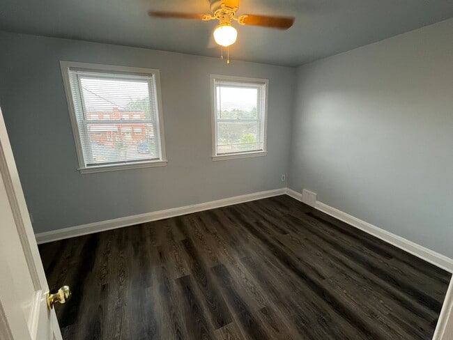 Building Photo - Freshly Renovated Row Home with Beautiful ...