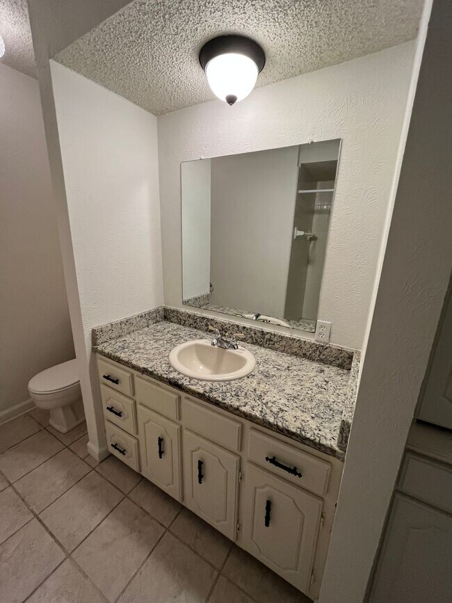 Building Photo - Peaceful 3 bedroom house in Broken Arrow!