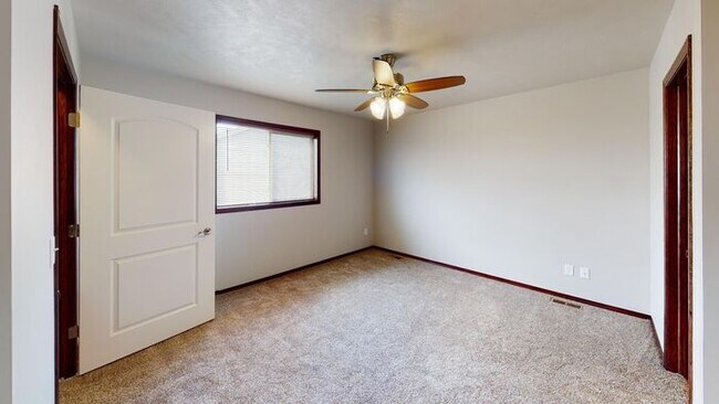 Building Photo - 340 Vernon Dr