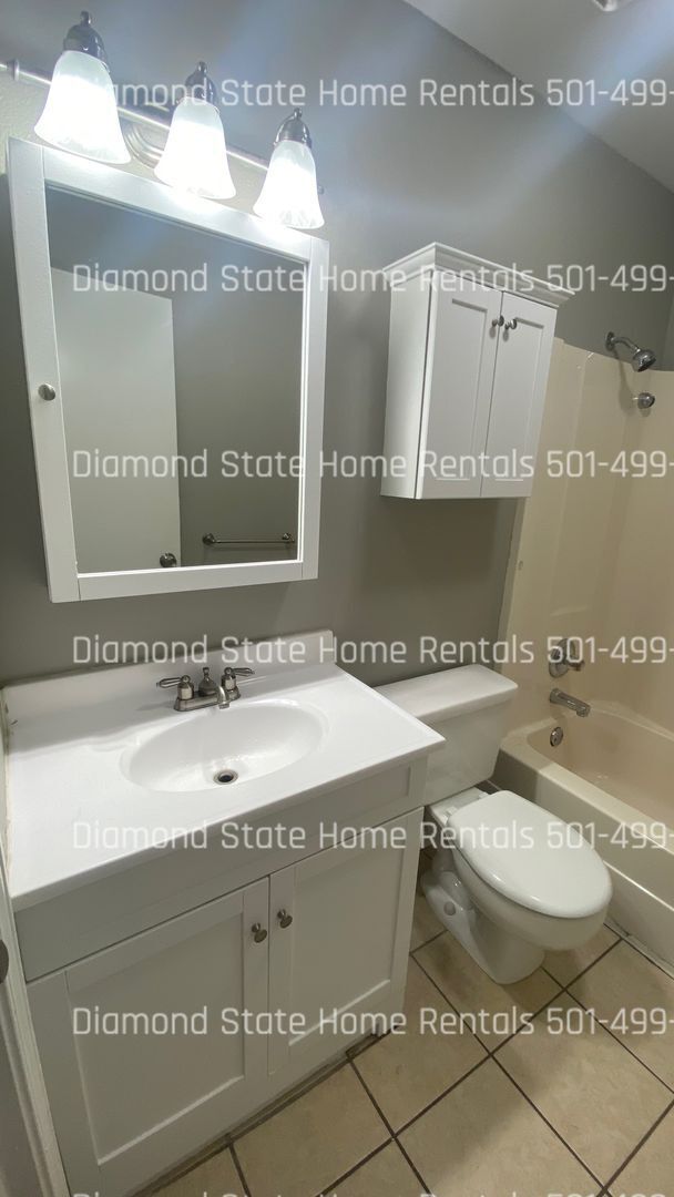 Building Photo - 611 Martin Ln