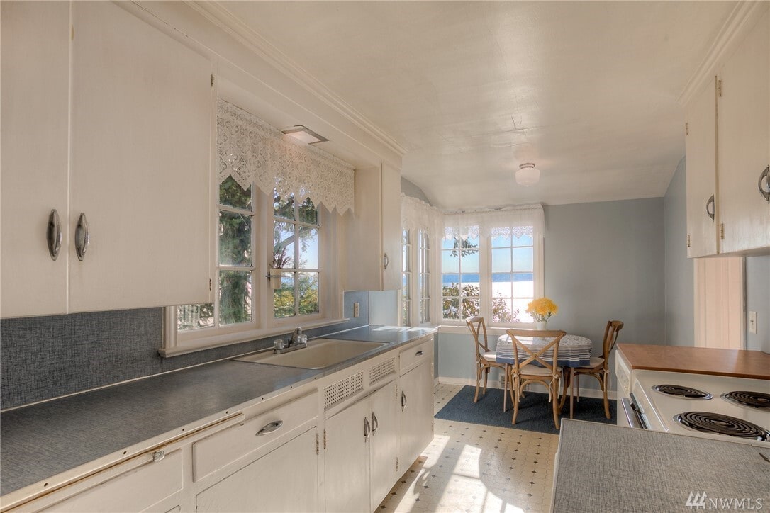 Kitchen with eat-in dining area - 2739 SW 170th St