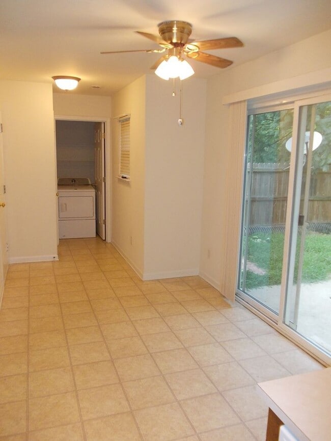Building Photo - Great 2 story home with fenced back yard i...