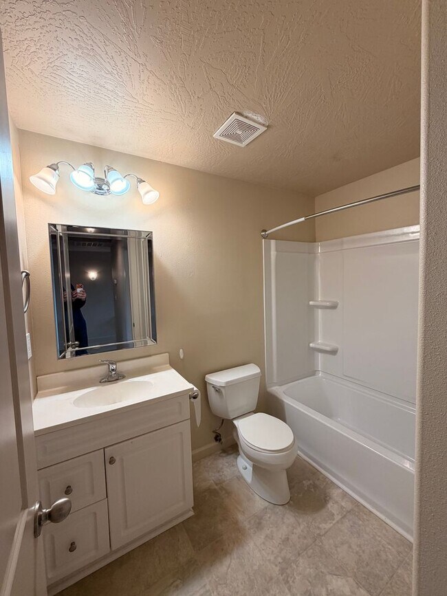 Building Photo - 3-Bedroom Duplex in Lowell