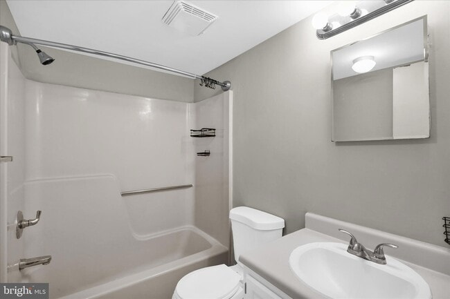 Building Photo - 46-6-46 Holly Dr