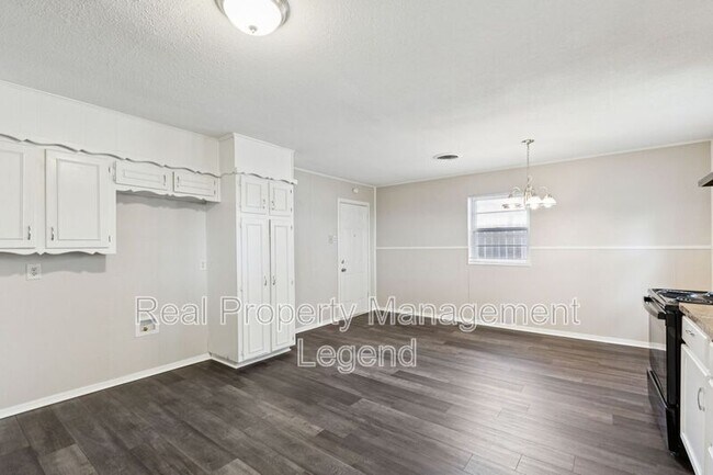 Building Photo - 7009 Corona Dr