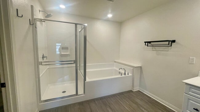 Building Photo - 3 Bdrm, 2.5 Ba Townhouse w/2 Car Attached Garage Available For Rent