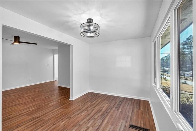 Building Photo - 2142 Cloverdale Dr SE