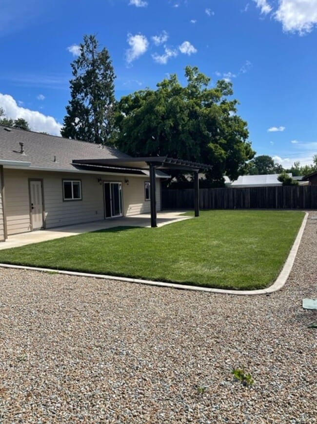 Building Photo - 3 Bedroom Home in Mistletoe Neighborhood