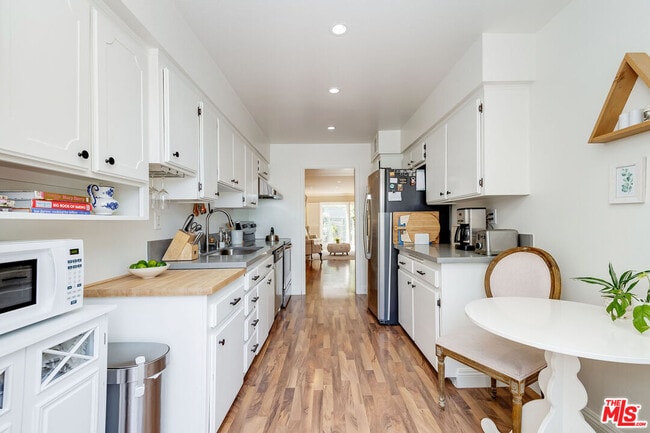 Building Photo - 4443 Saugus Ave