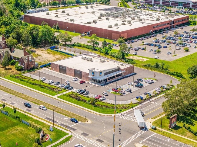 Building Photo - 725 Eastview Dr