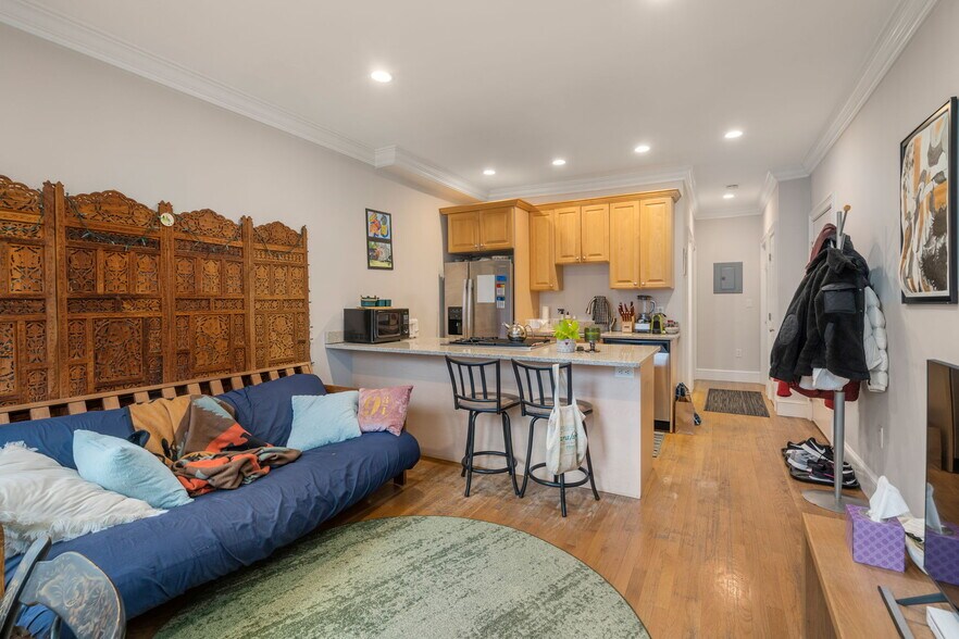 Primary Photo - 116 Brooks St