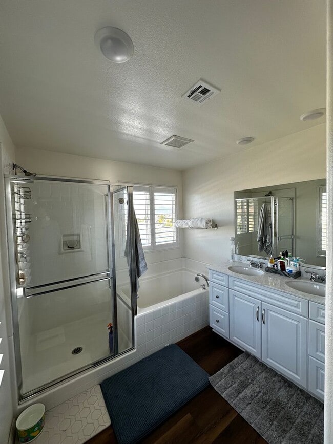 Building Photo - 4 Bedroom Single Family Home in Riverside