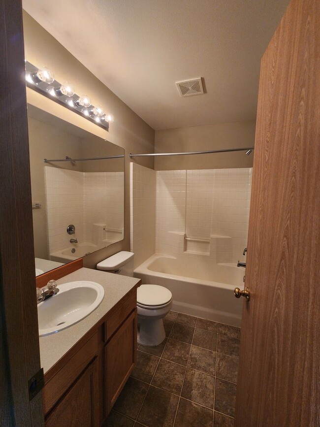 Building Photo - Beautiful 2 bed 2.5 bath Townhome Monroe $2545/mo