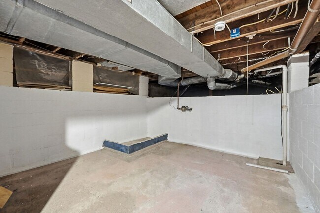 Building Photo - Three Bedroom Home in Hamilton!