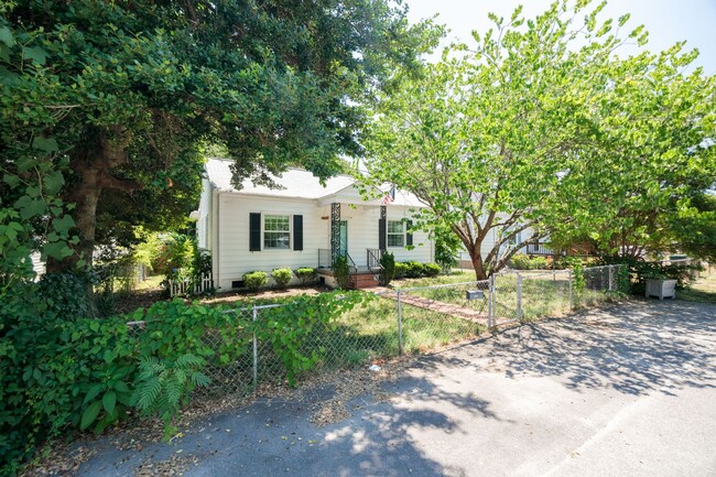 Building Photo - Quaint 2 Bedroom 1 Bath Home in Henrico!!