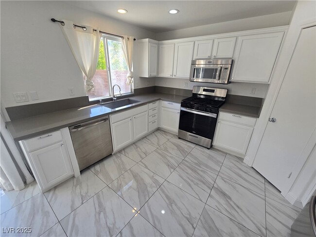 Building Photo - 9893 Canyon Peak Dr