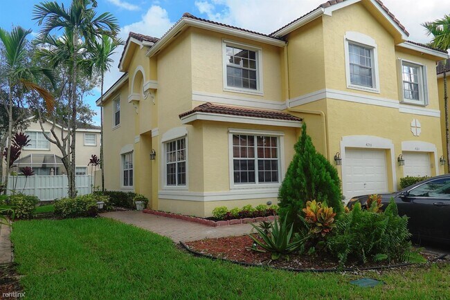 Building Photo - 4 br, 3 bath Townhome - 4253 SW 124th Ter