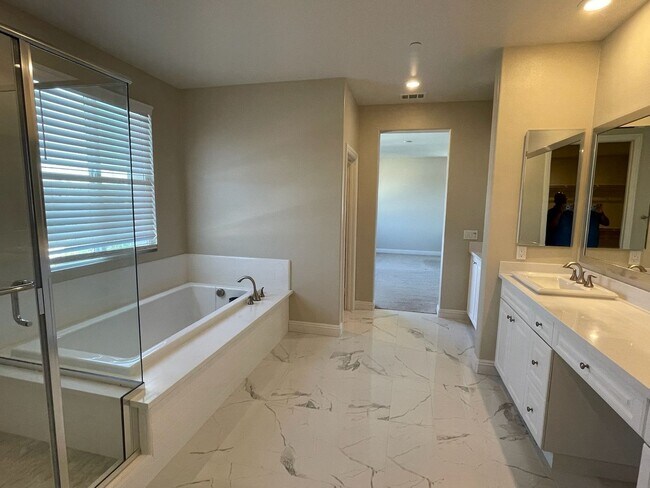 Building Photo - Stunning 4 bedroom home in Vista-With Solar!