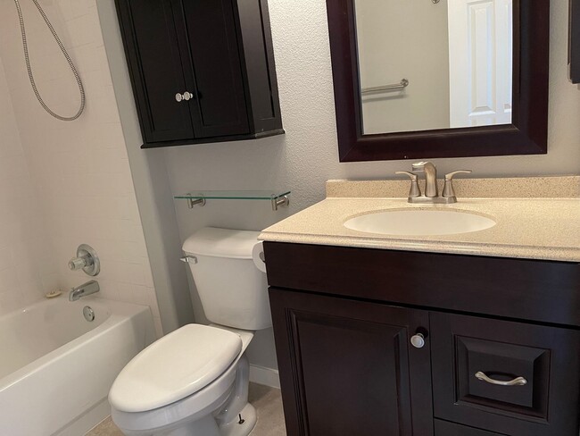 Building Photo - Updated Townhome Louisville- Perfect commuting location