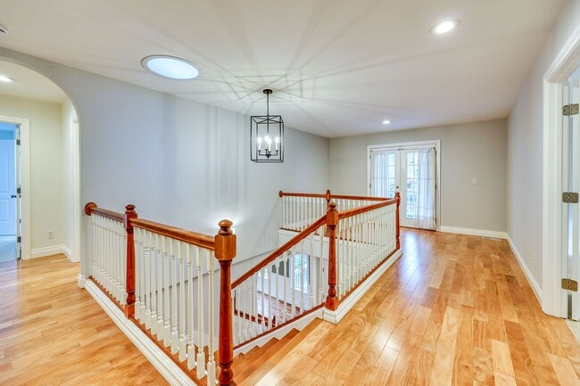 Building Photo - Beautiful Spacious Bainbridge Home