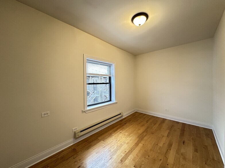 Building Photo - 824 W Cornelia Ave