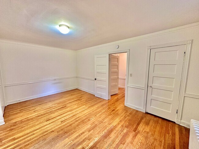 Building Photo - Spacious 6 bedroom 3.5 bath Tudor Townhouse w/Deck close to Georgetown University & Hospital