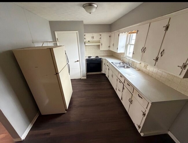 Building Photo - 2 bedroom 1 bath Carport