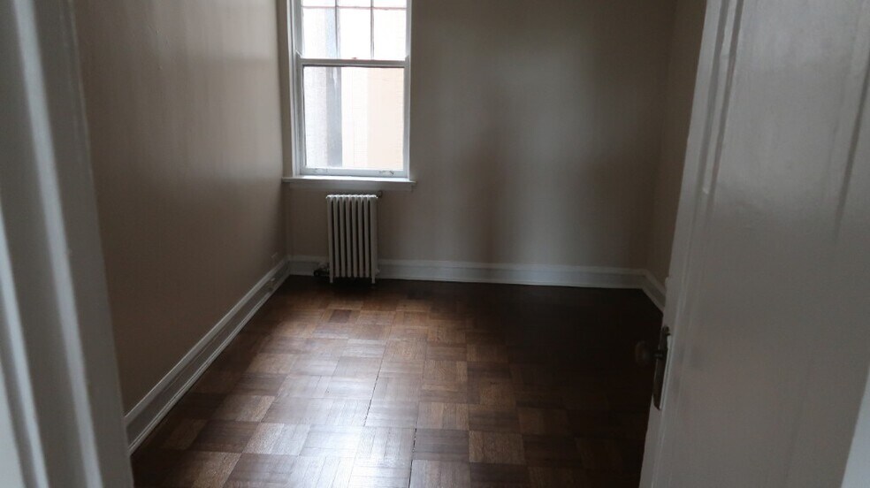 Building Photo - 1209 W Sherwin Ave