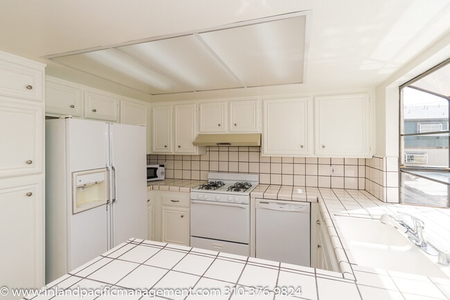 Building Photo - Private Rear Corner Townhome with Patio an...