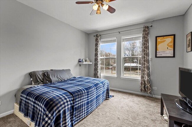 Building Photo - 907 Main St