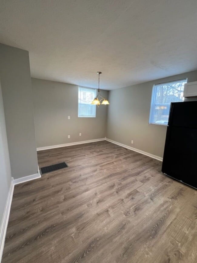 Building Photo - Charming 2 Bedroom Home with Fenced Yard Available for Pre-Lease!