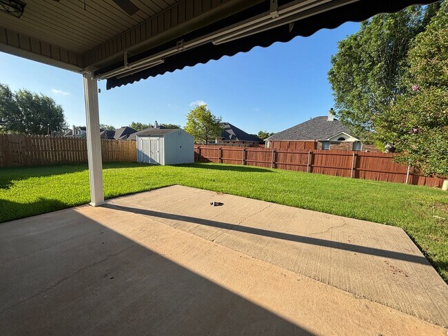 Building Photo - 4 BEDROOM WITH BONUS ROOM IN LEGACY SUBDIVISION