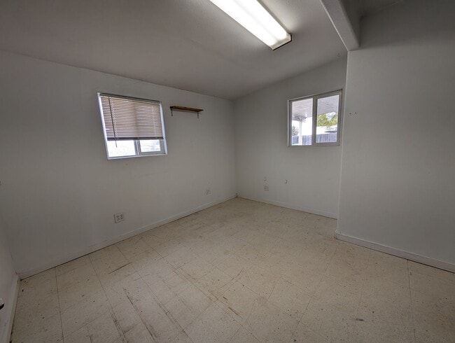 Building Photo - Light & bright 3 bedroom Orchards house