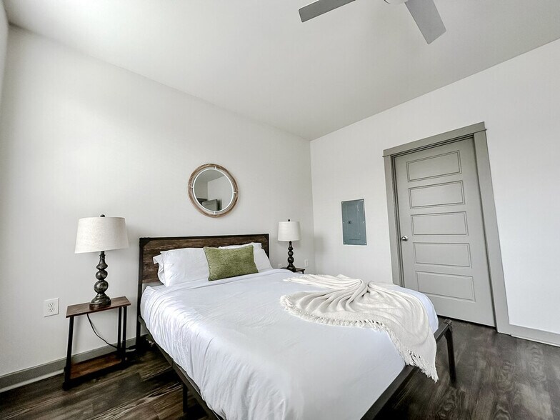 Building Photo - 111 E 4th St