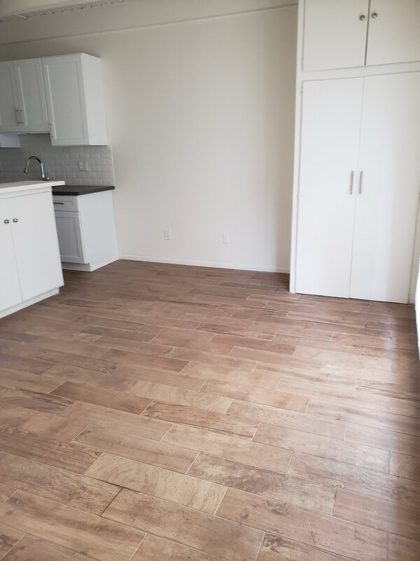 Building Photo - 1909 Beachwood Dr