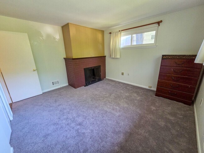 Building Photo - 305 Hillsboro Dr