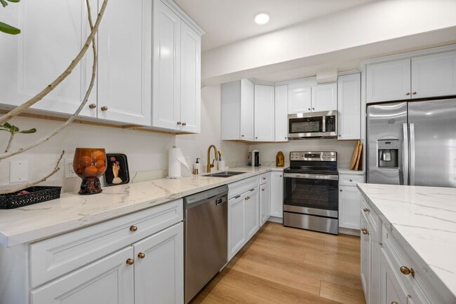 Building Photo - 810 California St