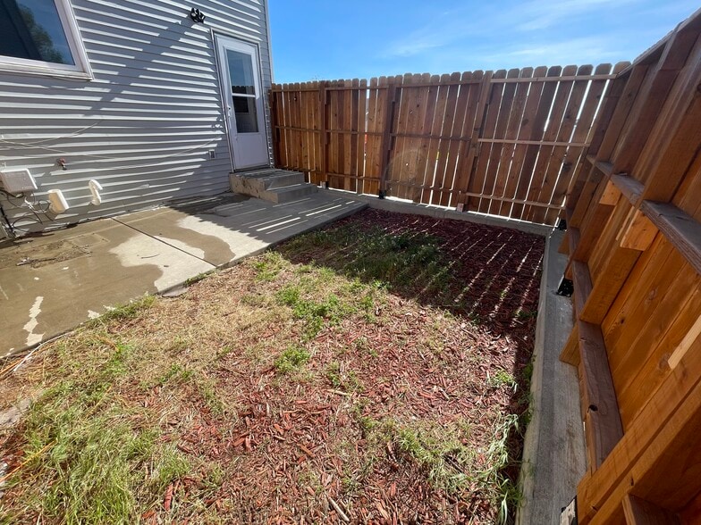 Building Photo - 822 Badger Ln