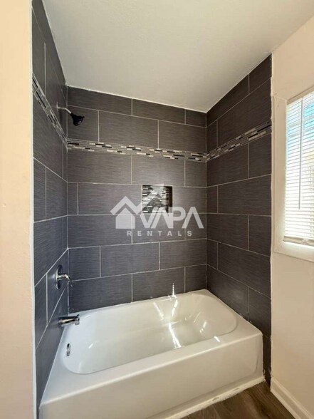 Building Photo - 602 Canton