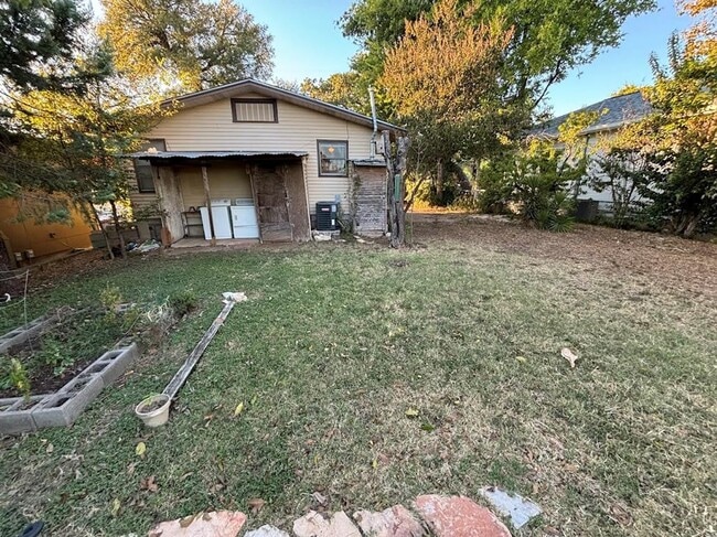 Building Photo - 2815 Crest Ave