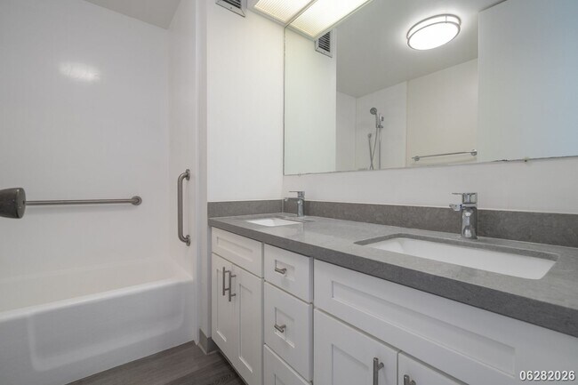 Building Photo - 2 Bd/2 Ba/1 Parking Condo in Banyan Tree Plaza, Honolulu