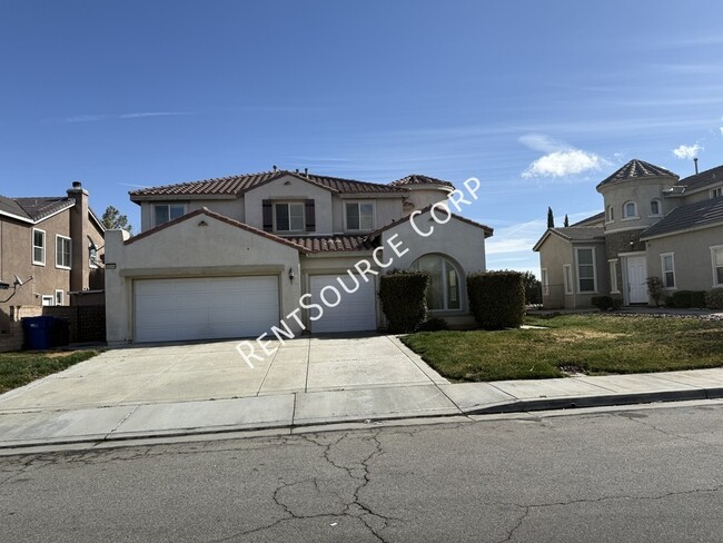 Primary Photo - 5 Bedrooms / 3 Bathrooms Two Story Home fo...