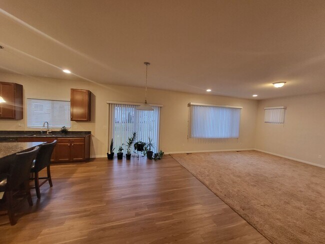 Building Photo - Spacious 4-Bedroom, 2.5-Bath Home Near Dow...